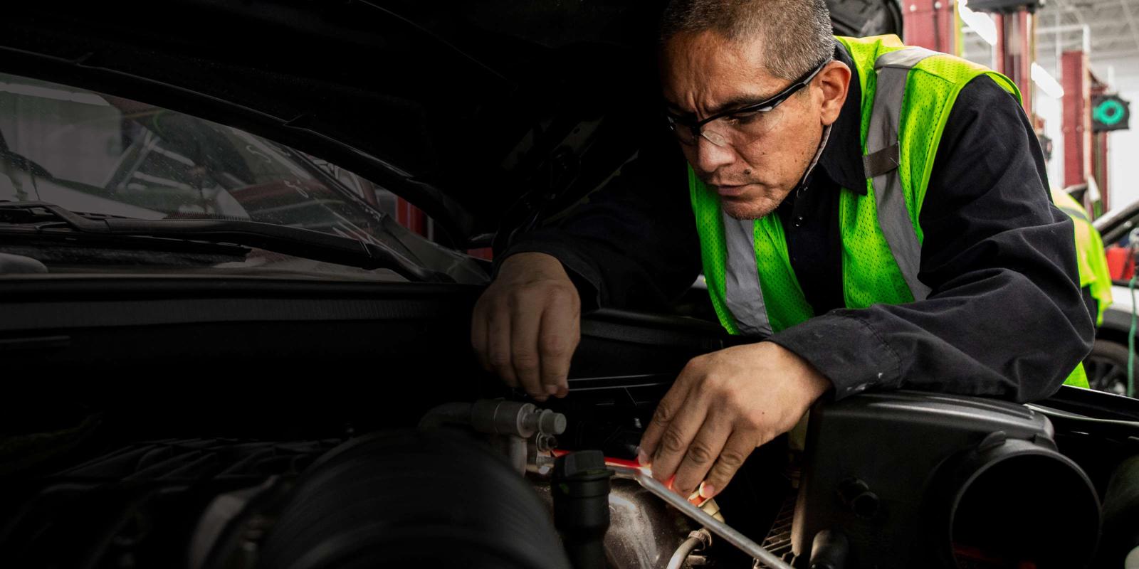 Manheim tech working in auto shop