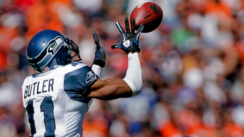 a football player catching a football